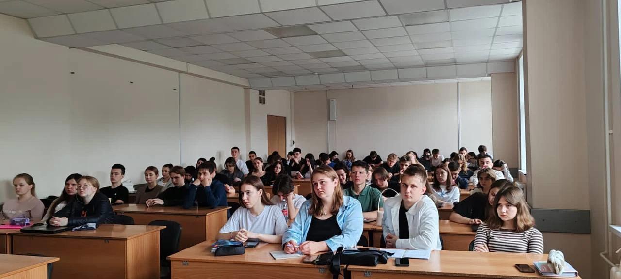 Студенты кафедры теоретической экономики на лекции