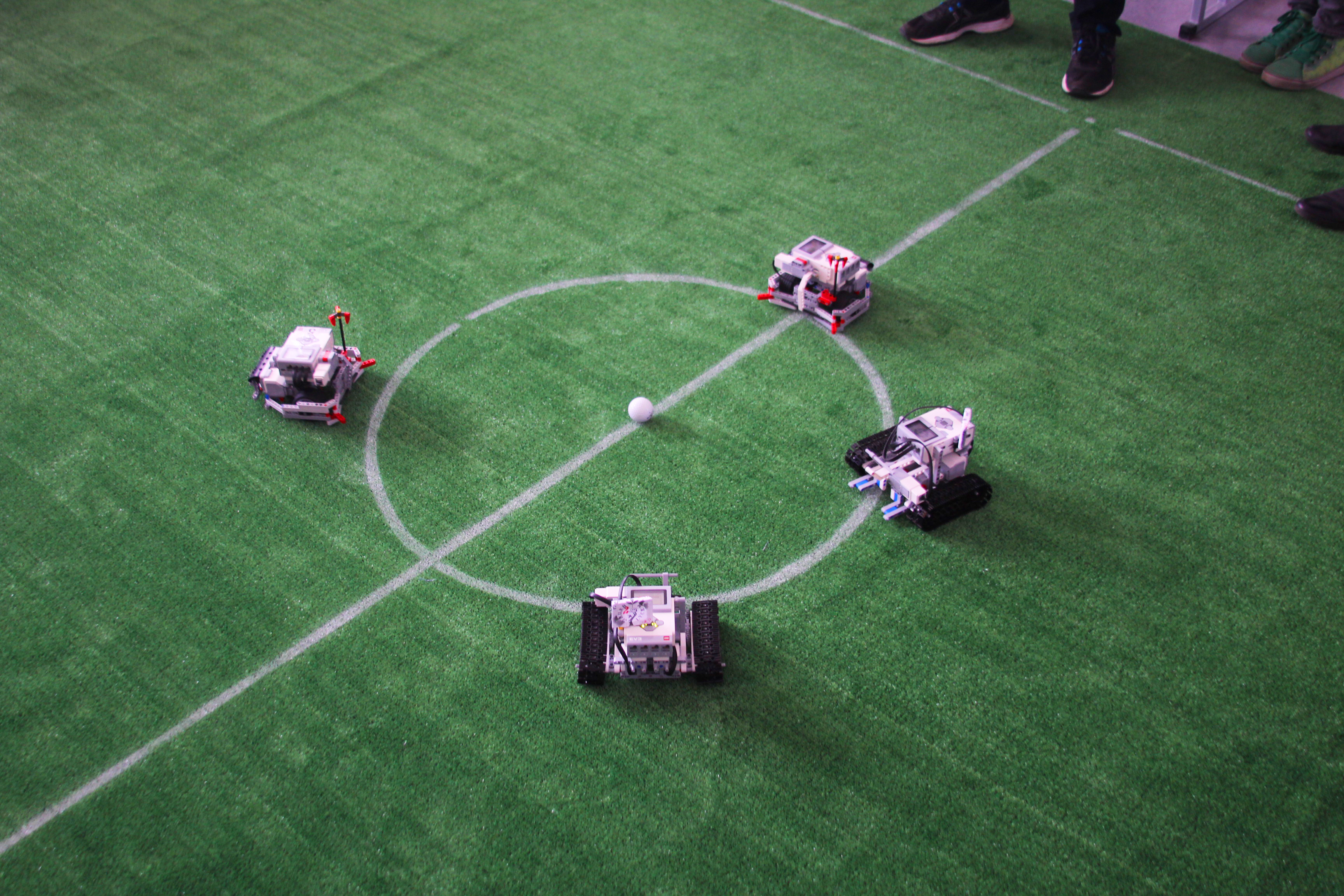 Турнир роботов по футболу. Футбол управляемых роботов. Соревнования роботов футбол. Управляемый робофутбол. Футбол управляемых роботов поле.