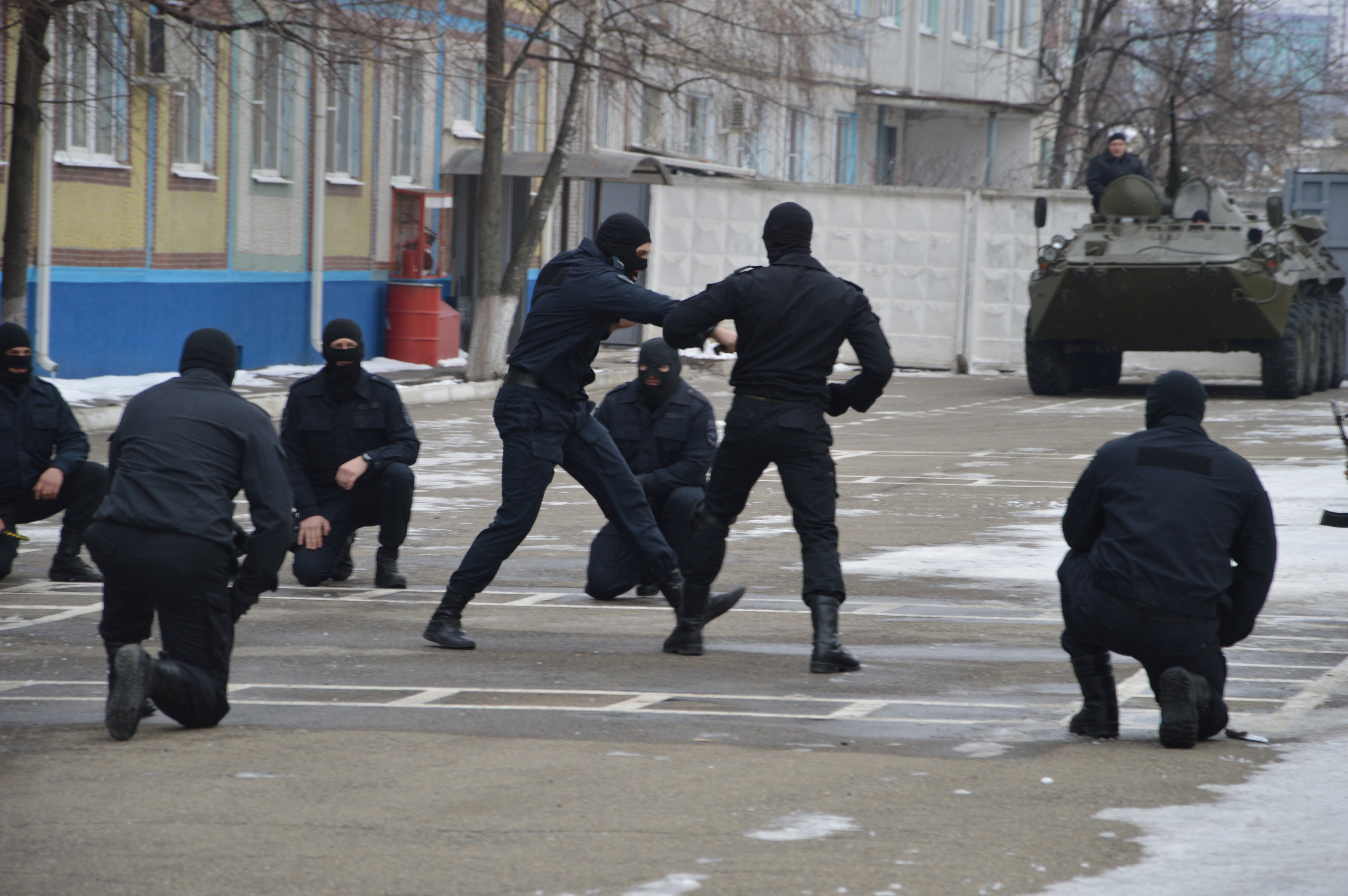 Напротив крокуса база омона