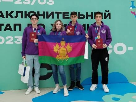 На фото - Полина Дахно с победителями Всероссийской олимпиады школьников