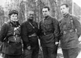 В.М. Готлобер (второй справа)